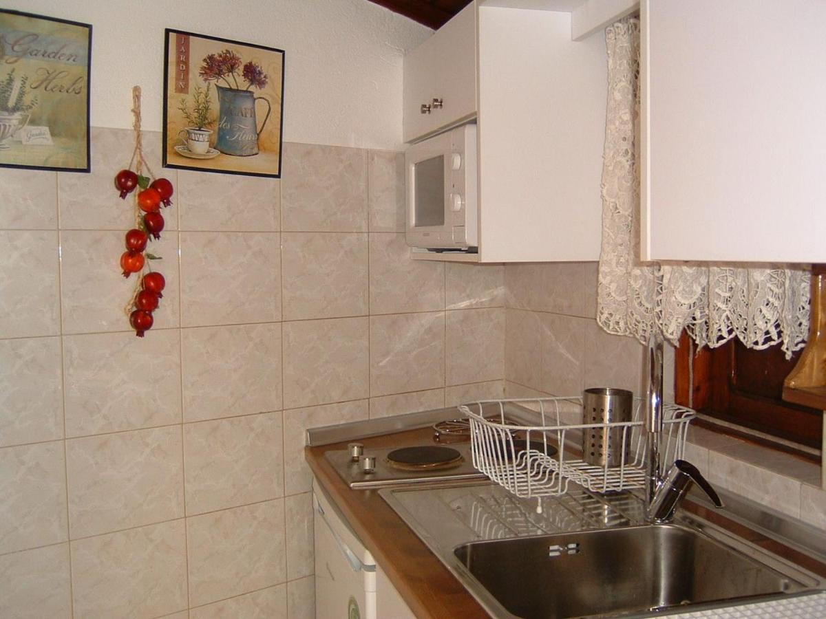 Yiayia'S Home Chalki Town Exterior foto