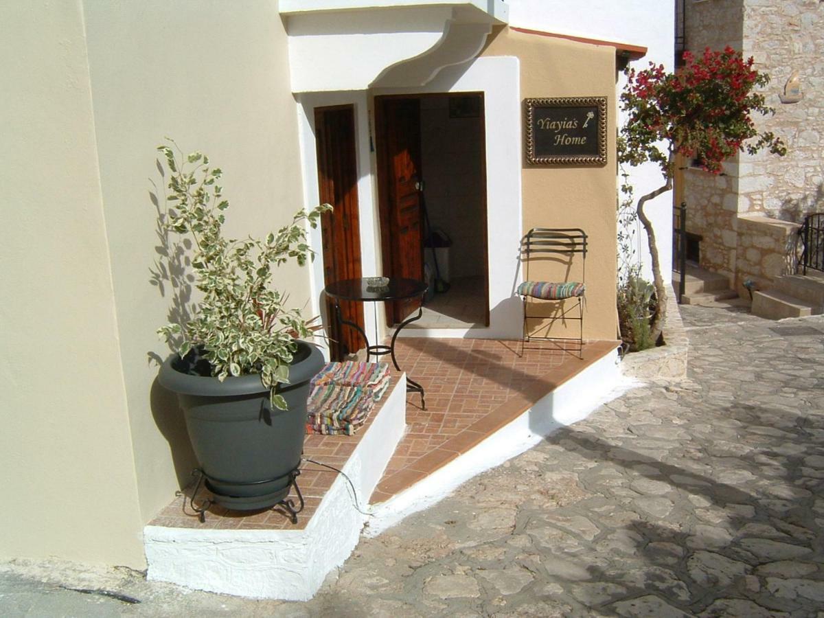 Yiayia'S Home Chalki Town Exterior foto